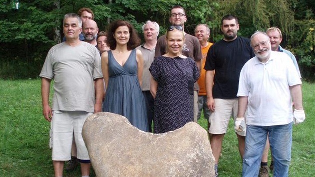 Dagmar Havlov nechala v sadu na Hrdeku nainstalovat nkolikatunov kamenn srdce (21. srpna 2012).