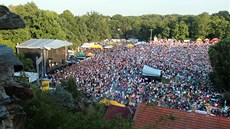 Fanouci zaplnili o víkendovém festivalu areál u hradu Okoe.