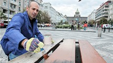 Jan Kotrbáek ze Sdruení Nového Msta praského natírá jednu z laviek na
