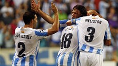 Fotbalisté Málagy oslavují branku do sít� Panathinaikosu.
