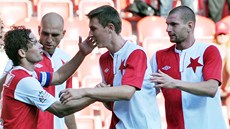 Fotbalisté Slavie oslavují branku Karola Kisela (s kapitánskou páskou), ten