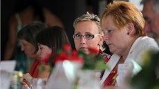 V porot� sout�e zasedla i redaktorka MF DNES Zuzana Tau�ová (druhá zleva).