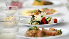 Kucha�i ze �kolních jídelen v Brn� p�edlo�ili porotc�m t�ikrát deset menu. 