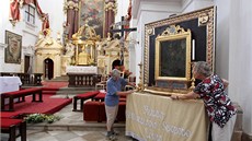 Přípravy na slavnost města Polné v kostele Nanebevzetí Panny Marie.