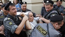 Ruská policie zatýká Garriho Kasparova bhem bhem protest u vynáení rozsudku