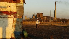 �ena krá�í p�ed jednou z chatr�í, ve kterých �ijí horníci z dolu firmy Lonmin v