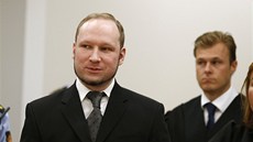 Anders Behring Breivik po píchodu k soudu, kde vyslechl rozsudek. (24. srpna