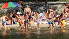 Dostupné vodní plochy lemují v sou�asných dnech davy lidí tou�ících po