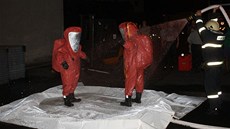 Únik �pavku likvidovali ve vod�anské dr�be�árn� hasi�i ve speciálních oblecích.