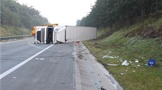 P�evrácený kamion zablokoval u Sadské dálnici D11