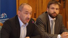 Ministr pr�myslu a obchodu Martin Kuba (vlevo) s kandidátem na pátého �lena