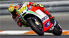 Valentino Rossi s motocyklem ducati v tréninku Velké ceny eské republiky