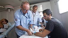 Doktor Claudio Costa (vzadu) p�i práci