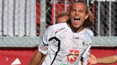 Hradecký zálo�ník Tomá� Strnad, v lize je proslulý dlouhými auty.