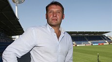 Svatopluk Habanec, nový kou� Slovácka, pózuje na stadionu v Uherském Hradi�ti.