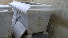 Den otevených dveí hrobky rodu Pallavicini v Jemnici.