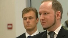 Breivik se při čtení rozsudku usmíval.