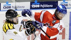 Ji�í Cetkovský z Pardubic (vpravo) v souboji s Victorem Berglindem z Brynäs. 
