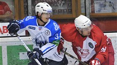 Jan Kolá� (vlevo) z Ni�n�kamsku v souboji s Luká�em Kren�elokem ze Slavie.