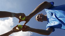 POD MODROU OBLOHOU. Tomá Berdych se na US Open podepisuje fanoukm.