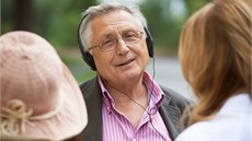Ji�í Menzel p�i natá�ení filmu Sukni�ká�i