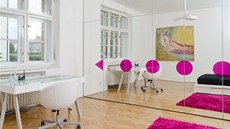 Zrcadlová st�na dve�í pokoj opticky zv�t�uje.