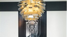 Efektní lustr Azzardo Flower z hliníkových destiček ladí s černobílou