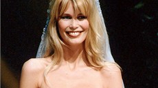 Claudia Schifferová záí na pehlídce znaky Valentino v roce 1995.