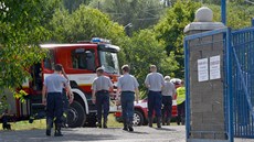 Policejní hlídka si na pomoc pivolala hasie z Ostrova a Karlových Var.