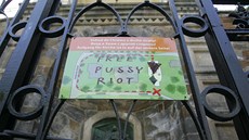 Jeden z nápis� Free Pussy Riot se objevil na informa�ní tabuli umíst�né na