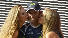 KRÁSNÁ CHVÍLE. �pan�lský cyklista Alejandro Valverde p�ijímá gratulace za výhru