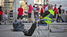 Technici odstranili z prostranství p�ed Veletr�ním palácem v Praze souso�í...