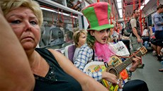 Pouli�ní um�lec (busker) v pra�ském metru (23. srpna 2012, Praha)