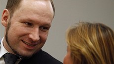 Anders Breivik se směje na jednu z právniček během jedné z přestávek (24. srpna