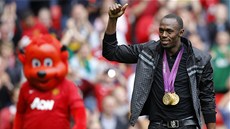 Z LONDÝNA DO MANCHESTERU. Na stadionu Old Trafford se se svými t�emi medailemi...