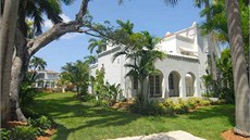 Luxusní nemovitost má typické znaky stavby v Palm Beach: isté linie, klenuté...