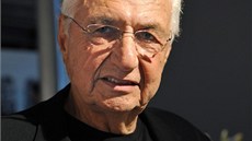 Architekt Frank Gehry pevádí své skici do fyzického modelu. Následn dochází k...