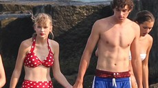 Taylor Swiftová a Conor Kennedy na plái (17. srpna 2012)