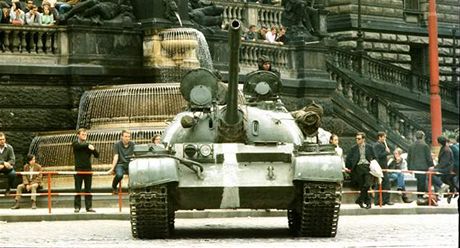 Sovtský tank u Národního muzea v Praze, srpen 1968