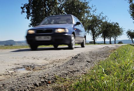 Silnici z Oplotu do Skoic zniily kamiony. Na komunikaci jsou promákliny