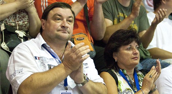 Vlivný člen ČSSD na Chomutovsku Roman Houska na basketbalovém utkání se svou