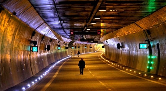 Královopolský tunel v pátek ped polednem s velkou slávou otevel za asistence ady regionálních politik ministr dopravy Pavel Dobe (LIDEM).