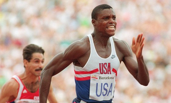 Carl Lewis na archivním snímku na olympiád v Barcelon 1992