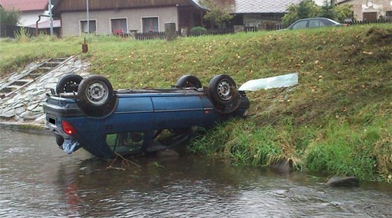 Auto v Rychnově sjelo do koryta řeky a převrátilo se na střechu.