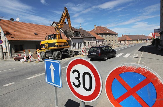 Hlavní silnice v Přešticích je uzavřená kvůli stavbě kanalizace. 