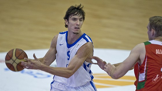 eský basketbalový reprezentant Jií Welsch v duelu s Bloruskem.