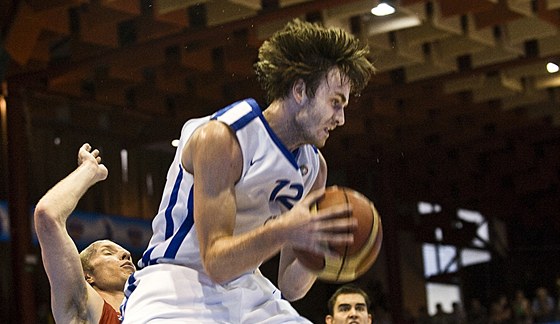 eský basketbalista David Jelínek na doskoku v utkání s bloruským výbrem.