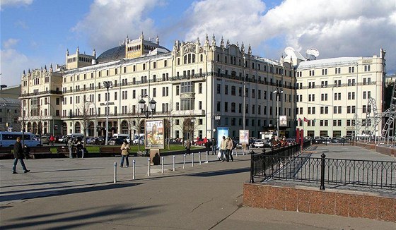 Prodej hotelu je součástí privatizačního plánu vedení Moskvy. Vítězná cena byla