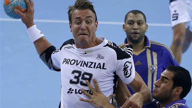 �ESKÝ TANK. Filip Jícha (vlevo) se v dresu Kielu pokou�í prosadit p�es