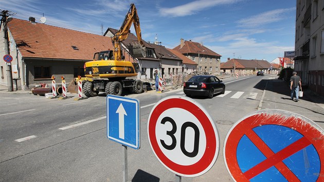 Hlavní silnice v Přešticích je uzavřená kvůli stavbě kanalizace. 